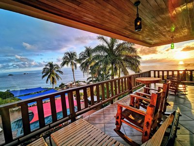 Von der Terrasse aus den Wellen des Meeres lauschen