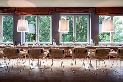 Gemeinsam an der langen Tafel essen