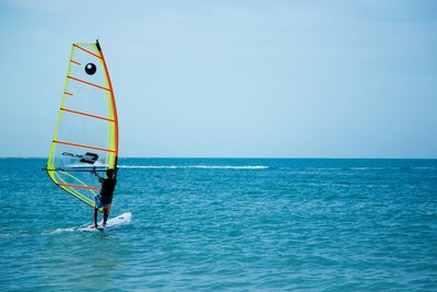 Surfen in der azurblauen Passikudah Bay