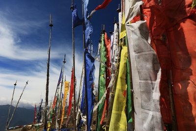 Die tibetischen Gebetsfahnen sind oft mit Gebetstexten und Symbolen bedruckt