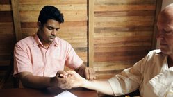 ayurveda-kuren-sri-lanka-ayurvie-weligama-resort-ayurveda-pulsdiagnose-2 Die Pulsdiagnose wird von den Ayurveda-Ärzten zur Bestimmung Ihrer Behandlung durchgeführt