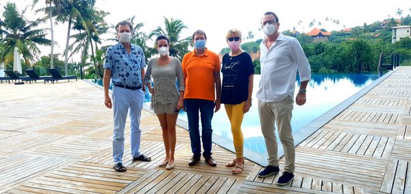 Markus Hegemann mit seiner Reisegruppe im Ayurvie Weligama nach der Wiedereröffnung in Sri Lanka.
