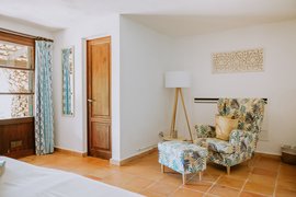 Gemütliche Sitzecke im Zimmer Dragonera 2