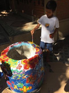Der fertige Mülleimer aus Eco-Bricks! Wunderschön bemalt von den Schülern der Saraswati Mandala School