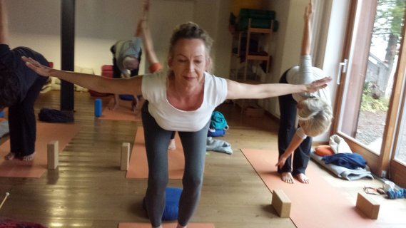 Gemeinsam üben wir eine Yoga Abfolge... 