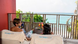 Auf dem privaten Balkon Cocktails mit Blick auf das Meer genießen