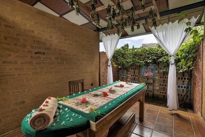 Bunte Blumen erwarten Sie bei Ihrer Ayurveda-Behandlung