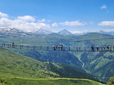 Über die Hängebrücke von Berg zu Berg