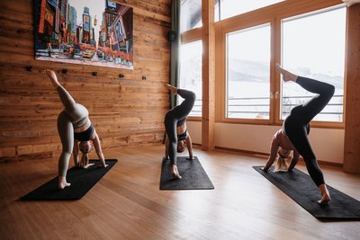 Gemeinsam Yoga üben mit Bergblick