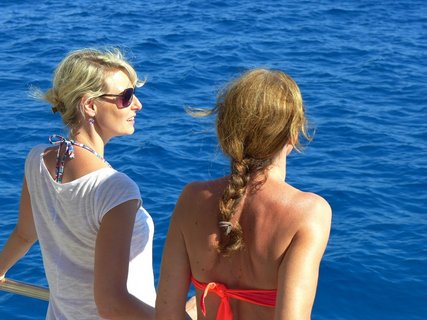 Zwei Frauen auf einem Boot