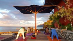 yoga-reisen-madeira-urlaub-portugal-design-hotel-estalagem-terrasse-yoga Wohltuende Yoga-Einheiten auf der Terrasse des Hotel Estalagem