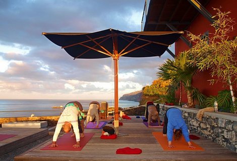 Wohltuende Yoga-Einheiten auf der Terrasse des Hotel Estalagem