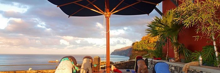 Wohltuende Yoga-Einheiten auf der Terrasse des Hotel Estalagem