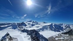 yoga-urlaub-oesterreich-hotel-vier-jahreszeiten-schnee-alpen Genießen Sie beim Wandern traumhafte Ausblicke