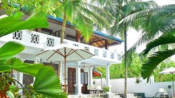 ayurveda-kuren-reisen-urlaub-sri-lanka-ceylon-induruwa-villa-safira-ayurveda-residence-garten-pool-haupthaus Traumhaft entspannen unter Palmen - Ayurveda Kur in der Villa Safira