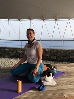 Yoga mit tierischer Unterstützung