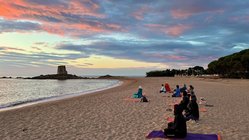 yoga-urlaub-italien-sardinien-hotel-galanias-strand-sonnenuntergang Genießen Sie die traumhaften sardischen Sonnenuntergänge am Strand