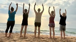 ayurveda-yoga-gruppenreise-sri-lanka-villa-safira-yogis Gemeinsam am Strand Sri Lankas Yoga üben