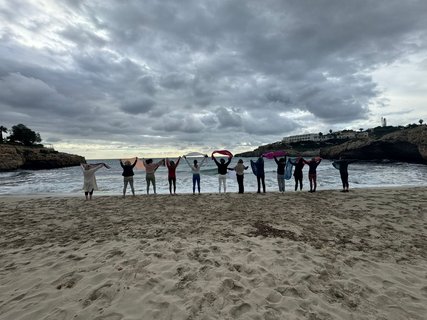 Eine Gruppe Menschen am Strand