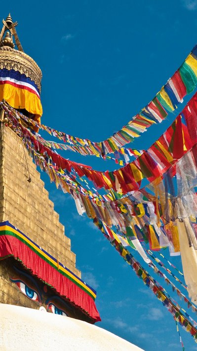 Auf Ihrer Reise nach Nepal warten viele bunte Gebetsfahnen auf Sie Auf Ihrer Reise nach Nepal warten viele bunte Gebetsfahnen auf Sie