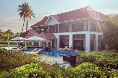 Genießen Sie ein Bad im Pool vor dem Haupthaus