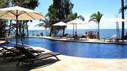 wellness-yoga-ayurveda-reisen-urlaub-indonesien-bali-holiway-garden-resort-and-spa-pool Der 20 Meter lange Süßwasserpool ohne Chlor lädt zum Relaxen ein