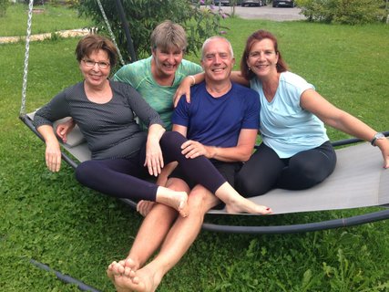 Mit Yogalehrerin Patricia Wagner Peissenberg zog es die Gruppe zum Yoga nach draußen 