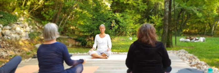 Meditation unter freiem Himmel im Hotel Balatura