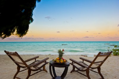 Genießen Sie den Sonnenuntergang am Strand Sansibars