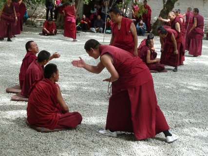 Das Leben im buddhistischen Kloster ist geprägt durch die tägliche Routine von meditieren, rezitieren und philosophieren