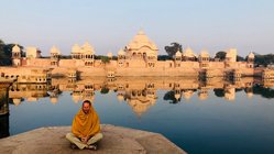 yoga-reisen-indien-ashram Yogalehrer Marian Fritzsche bei der Meditation in Rishikesh auf seiner Reise durch Indien