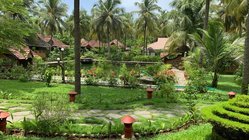 ayurveda-kuren-indien-kerala-sitaram-beach-retreat-anlage Die weitläufige Anlage des Sitaram Beach Retreat ist gesäumt von unzähligen Palmen