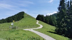 seinz-hotel-tina-brummer-wandern-berge Die Umgebung der Ammergauer Alpen lädt zu Erkundungen ein.