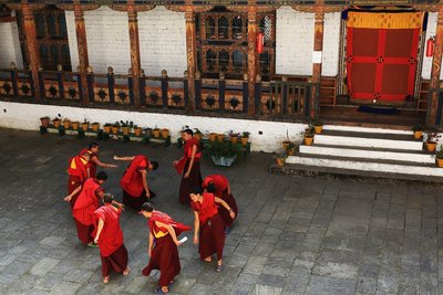 Tanzende bhutanische Mönche