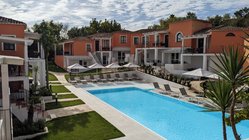 yoga-urlaub-italien-sardinien-hotel-galanias-pool Die stilvolle Anlage des Hotel Galanias