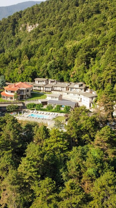 Das Hotel Fakis inmitten des Waldes