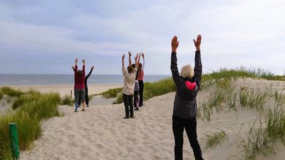 Üben Sie Yoga in den Dünen Baltrums