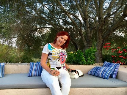 Die niedlichen Katzen leisten beim Yoga Urlaub Gesellschaft