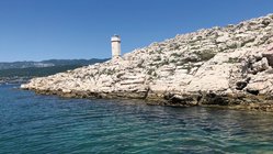yoga-urlaub-kroatien-balatura-kueste-leuchtturm Blauer Himmel und blaues Meer sieht man hier fast täglich.