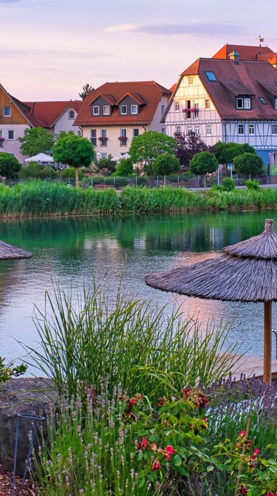 Blick auf den See und das Hotel Niedernberg