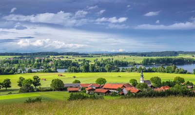 Das hügelige Voralpenland mit seiner grünen Natur