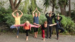 yoga-urlaub-portugal-madeira-estalagem-da-ponta-do-sol-gruppe Strahlende Gesichter beim Yoga