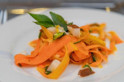 Im Ananda Resort werden die Mahlzeiten in Menüform serviert