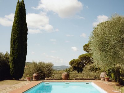 Abkühlung im Pool mit Weitblick