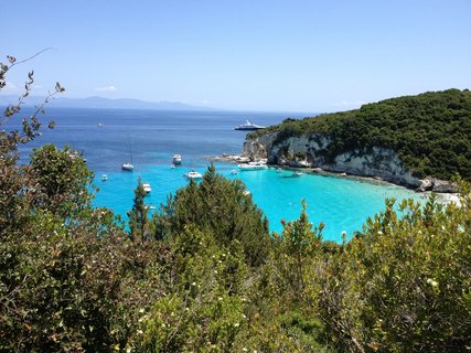 Genießen Sie den wunderschönen Blick auf die türkis-blaue Bucht