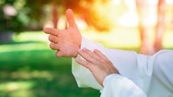 tai-chi-reisen-mann-haende-uebung Die fließenden Übungen im Tai Chi und Qi Gong helfen Ihnen, sich leichter zu fühlen und abzuschalten