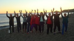 yoga-urlaub-italien-toskana-hotel-residence-roccamare-yoga-gruppe-strand-sonnenuntergang Unsere Yoga-Gruppe während dem Sonnenuntergang am Strand