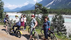 yoga-wander-urlaub-oesterreich-tirol naturhotel-lechlife-radtour Bei strahlenden Sonnenschein fährt die Gruppe am liebsten Rad