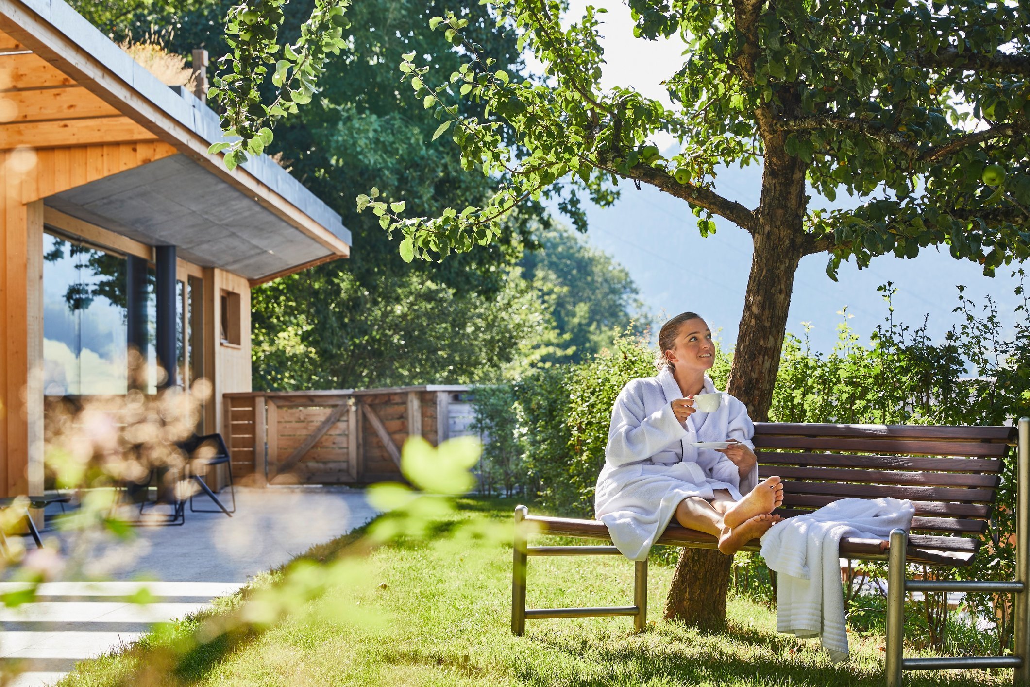 basenfasten-elzland-hotel-pfauen-deutschland-schwarzwald-spa-frau Im Außenbereich des Vital-SPA die frische Bergluft einatmen
