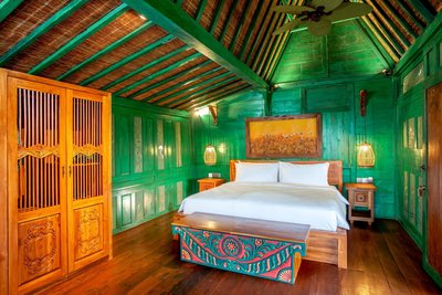 Die Einzelzimmer Villa ist im typisch balinesischen Stil eingerichtet